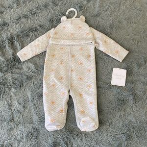 Sterling Baby Footed Bodysuit with matching hat set Size 6m NWT